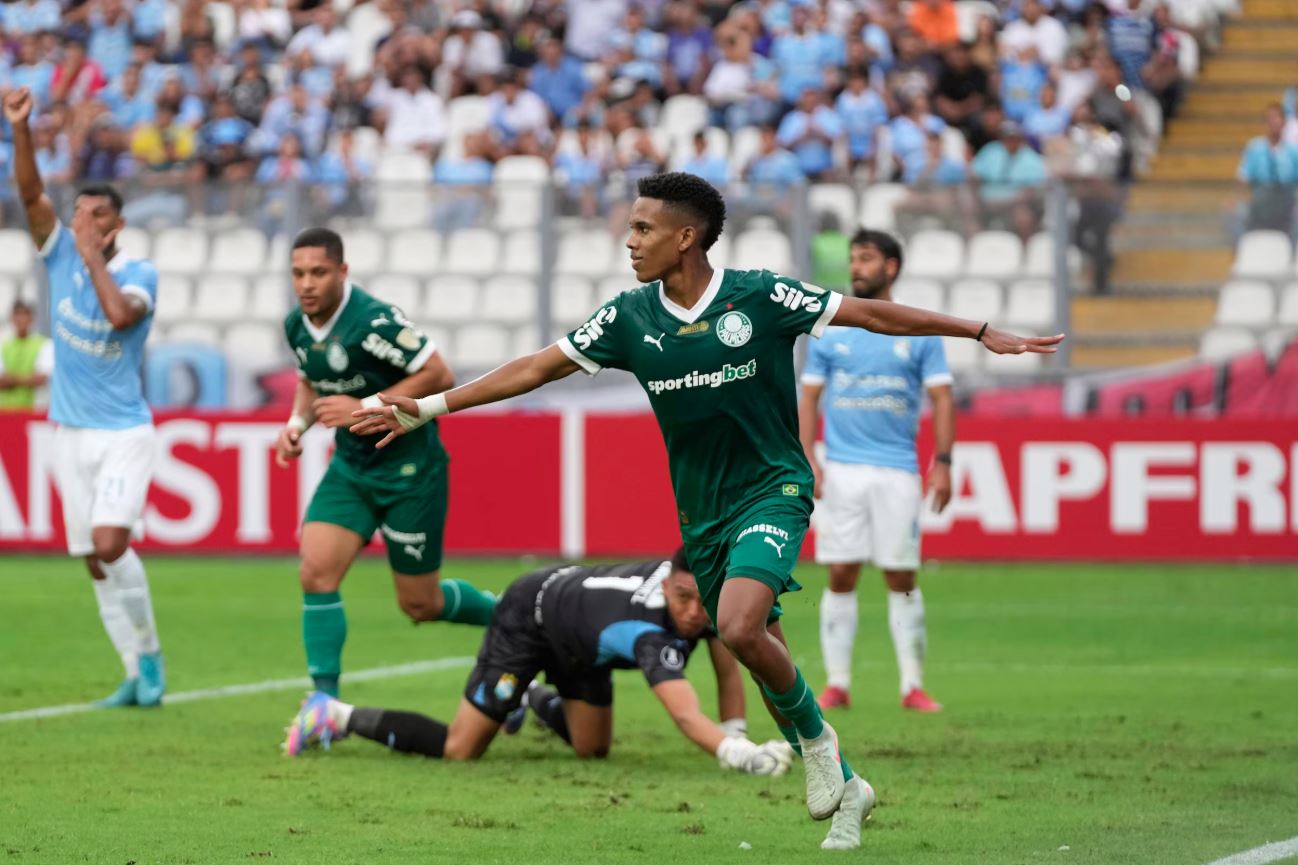 Estêvão comemora o primeiro gol do Palmeiras no jogo com o Sporting Cristal. 
