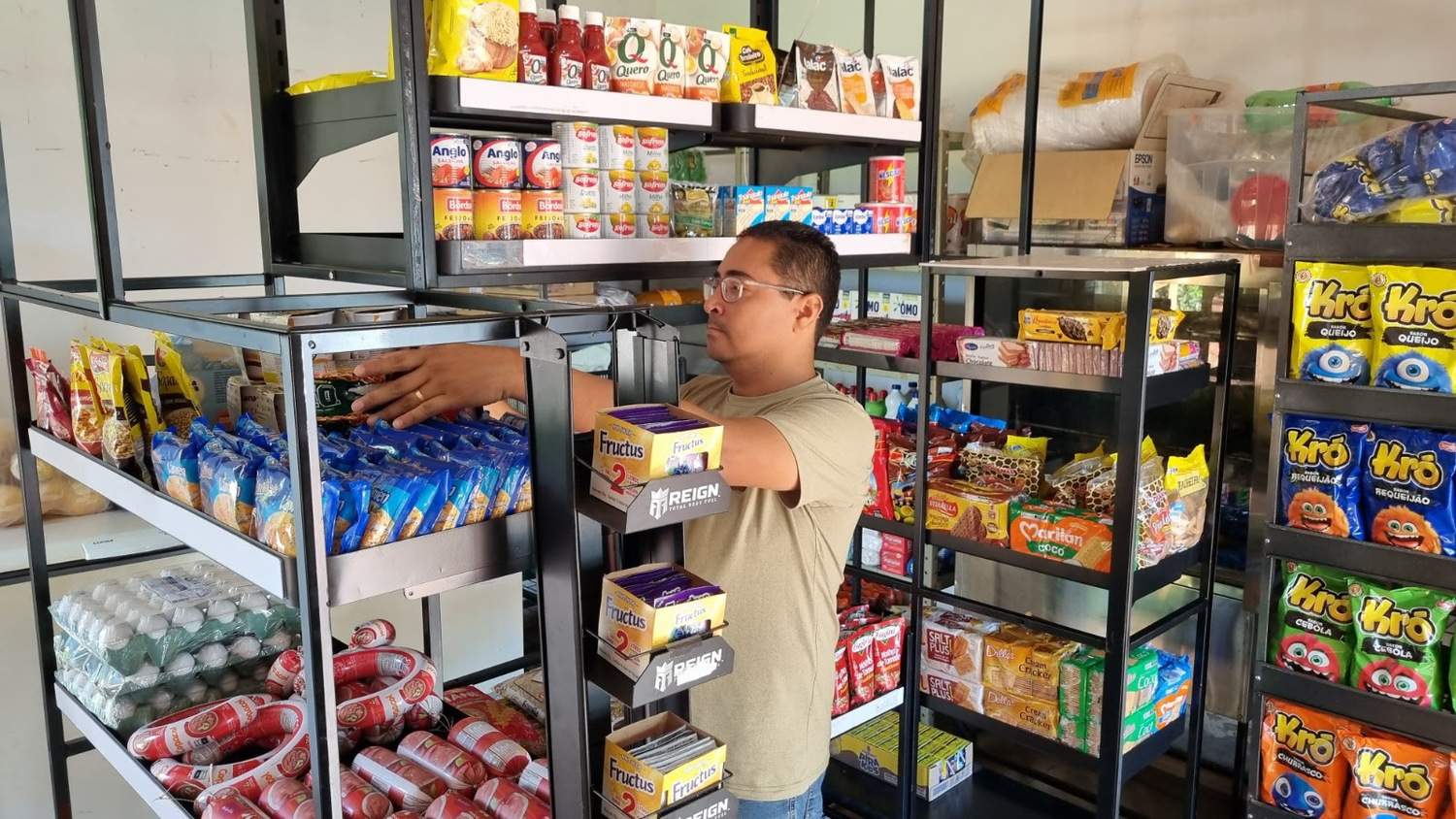 Na fachada simples, o nome da mercearia e a homenagem aos ipês que cercam o local; João Vitor aposta na identidade visual afetiva e no atendimento próximo à comunidade.