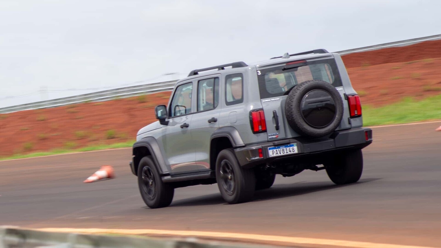 Desempenho fora da estrada Modelo é conduzido em área de mata com solo molhado, reforçando seu perfil voltado ao uso off-road com tração 4x4 e motor híbrido.