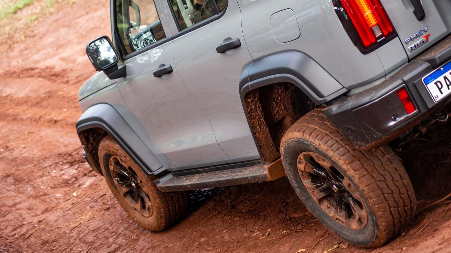 Estabilidade no asfalto SUV da GWM é testado em pista fechada, demonstrando segurança em curvas mesmo com sua carroceria alta e estrutura robusta.