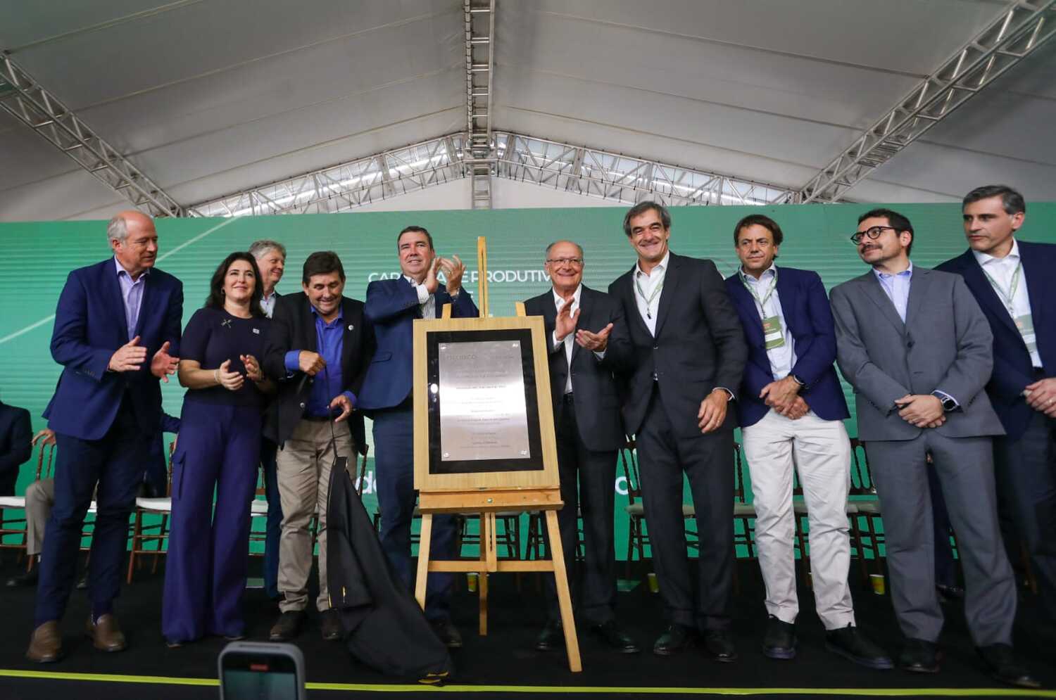 Autoridades participam do lançamento da pedra fundamental do Projeto Sucuriú, fábrica da Arauco em Inocência (MS), que prevê investimento de R$ 25 bilhões e promete impacto econômico regional.