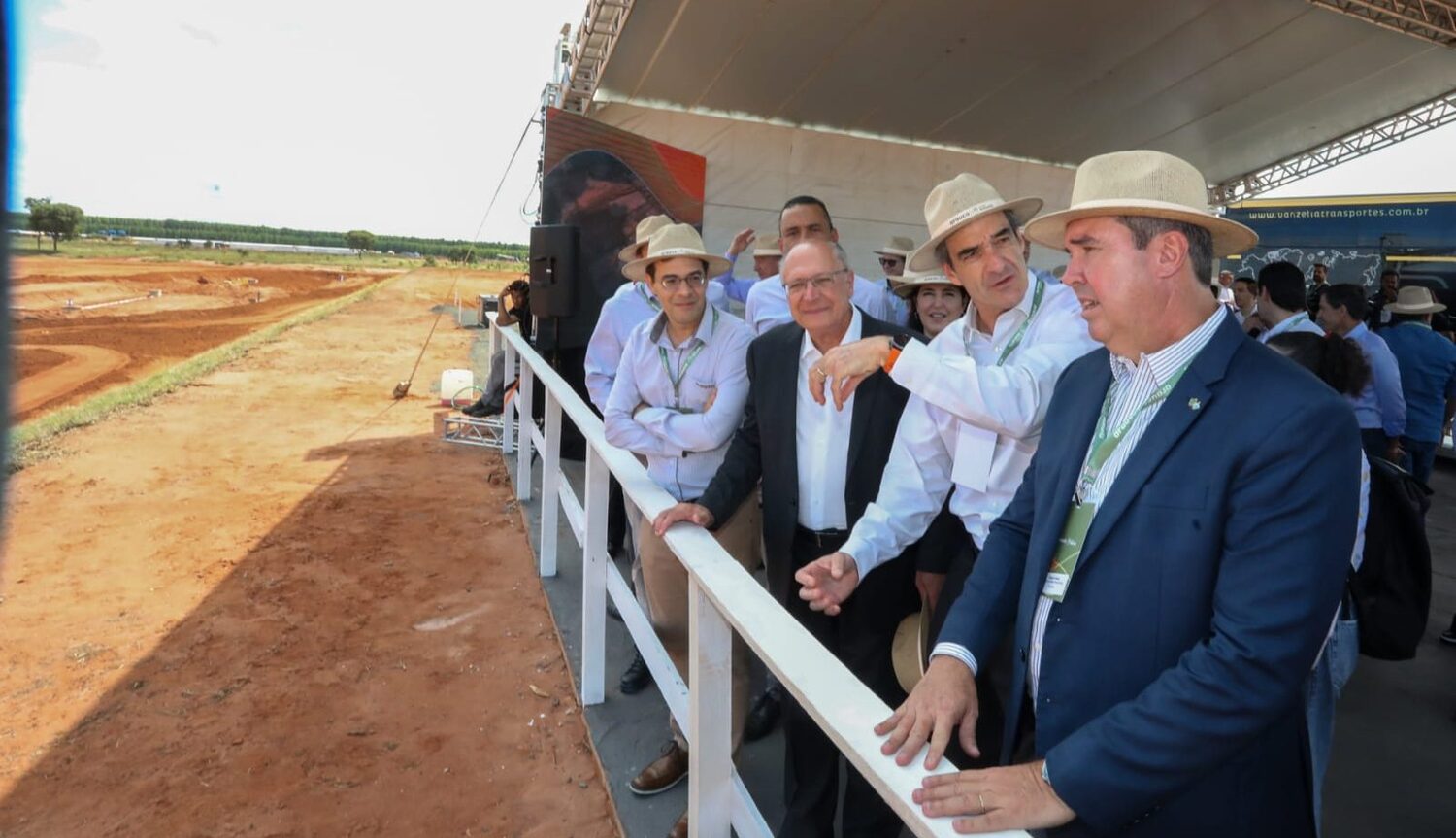 Em conversa à beira do canteiro de obras, Eduardo Riedel, Geraldo Alckmin e executivos da Arauco discutem o avanço das primeiras etapas da construção da fábrica de celulose.