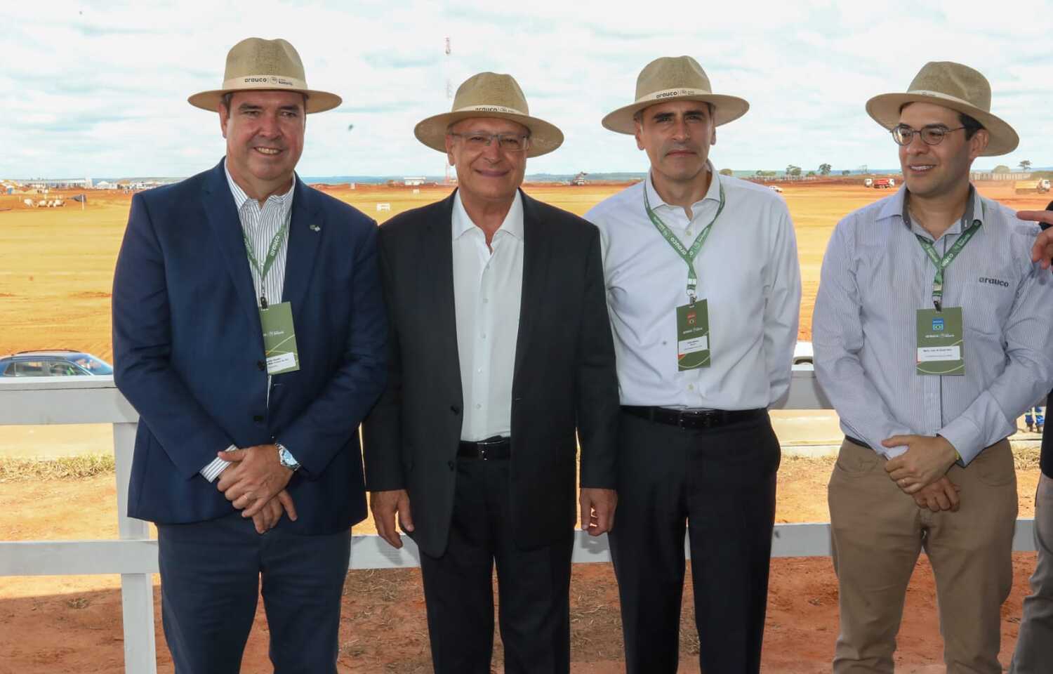 Eduardo Riedel, Geraldo Alckmin e diretores da Arauco durante visita à área onde será construída a maior fábrica de celulose do mundo, em Inocência (MS).