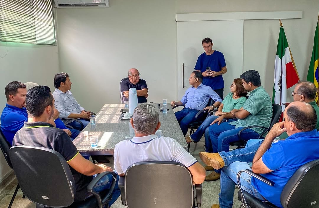 Deputado Coronel David participa de reunião com lideranças municipais e membros da administração de Rio Verde para discutir investimentos públicos.