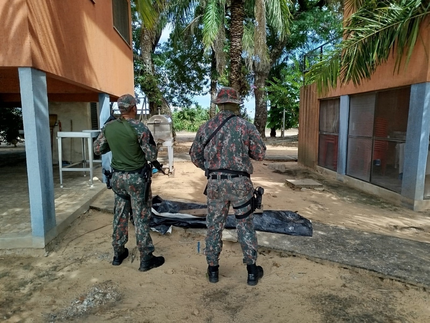 Policiais ambientais ao lado dos restos mortais do caseiro Jorginho.