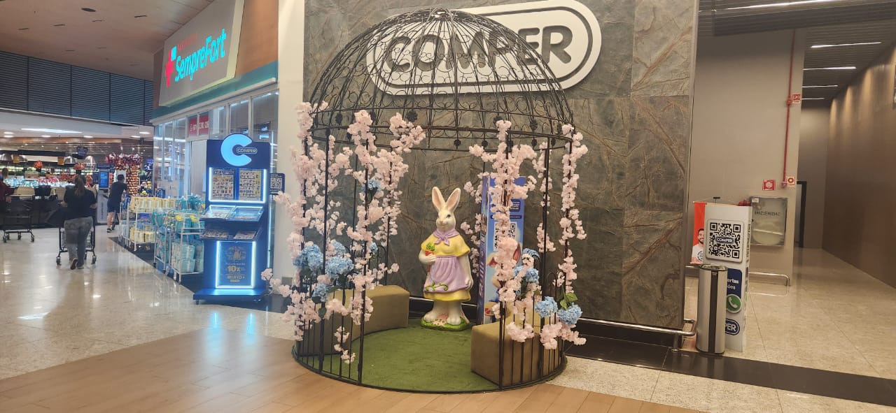 Na entrada do Comper, os visitantes são recebidos com muita cor, alegria e o charme dos coelhos da Páscoa entre flores delicadas.