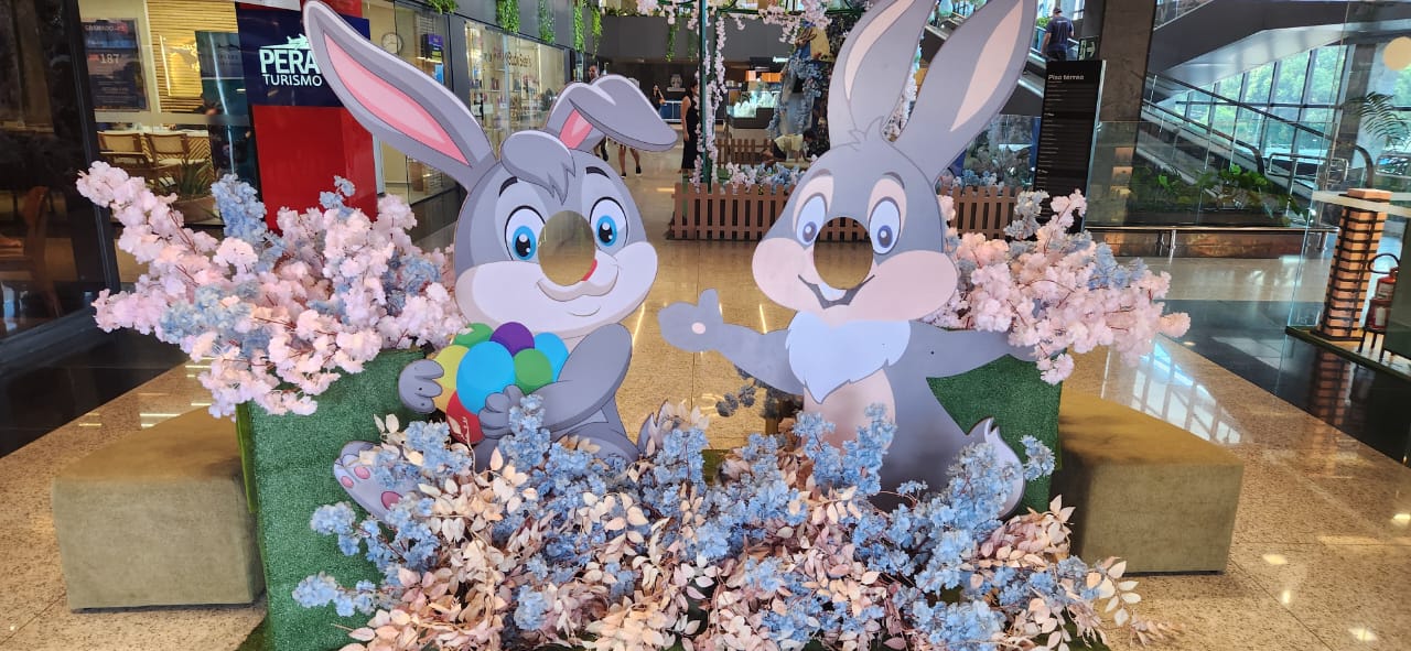 Dupla de coelhinhos esbanja simpatia e convida as famílias para momentos de doçura e diversão nos corredores do supermercado.