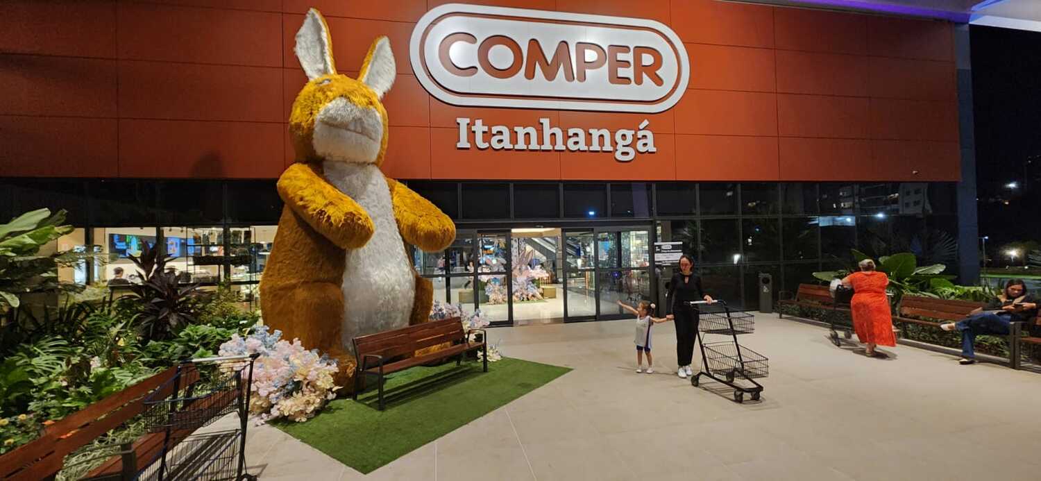 O Comper Itanhangá virou ponto de parada obrigatório com a presença do coelho gigante, que rouba a cena logo na entrada.