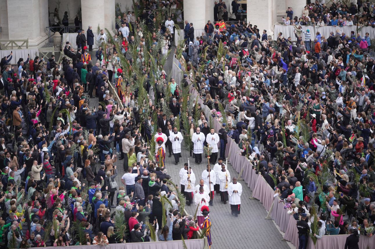 Fiéis no início da missa de Domingo de Ramos na Praça de São Pedro, no Vaticano, neste domingo, 13.