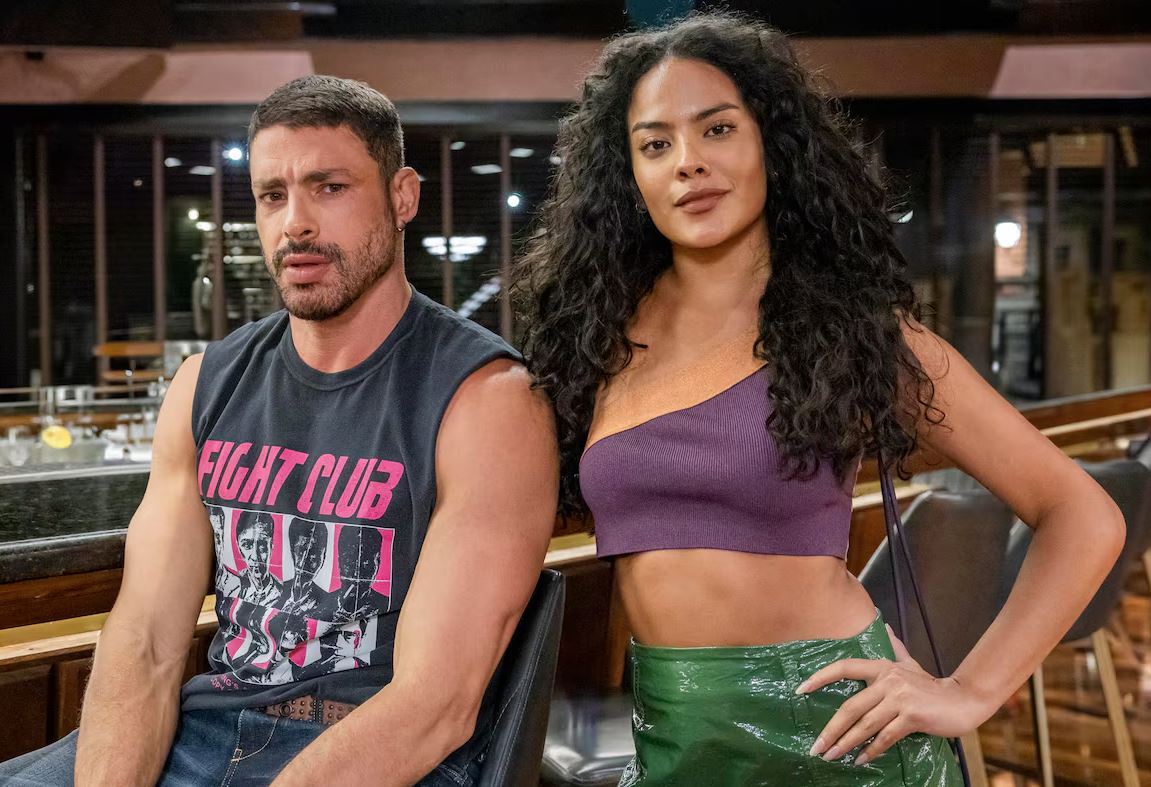 César (Cauã Reymond) e Maria de Fátima (Bella Campos) formam dupla de vigaristas em 'Vale Tudo' Foto: Fabio Rocha/TVGlobo