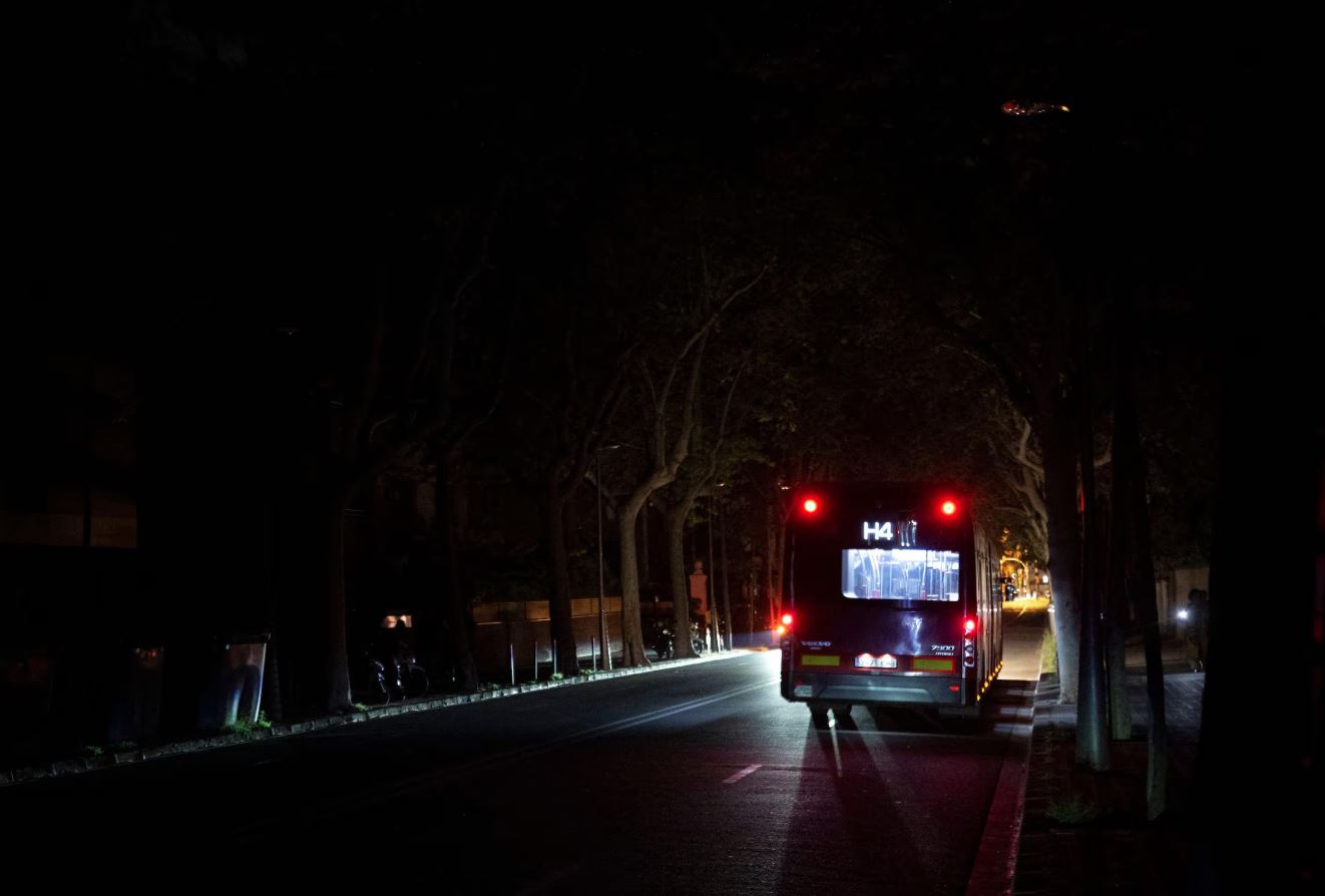 Um ônibus público em Barcelona à noite durante um apagão desta segunda