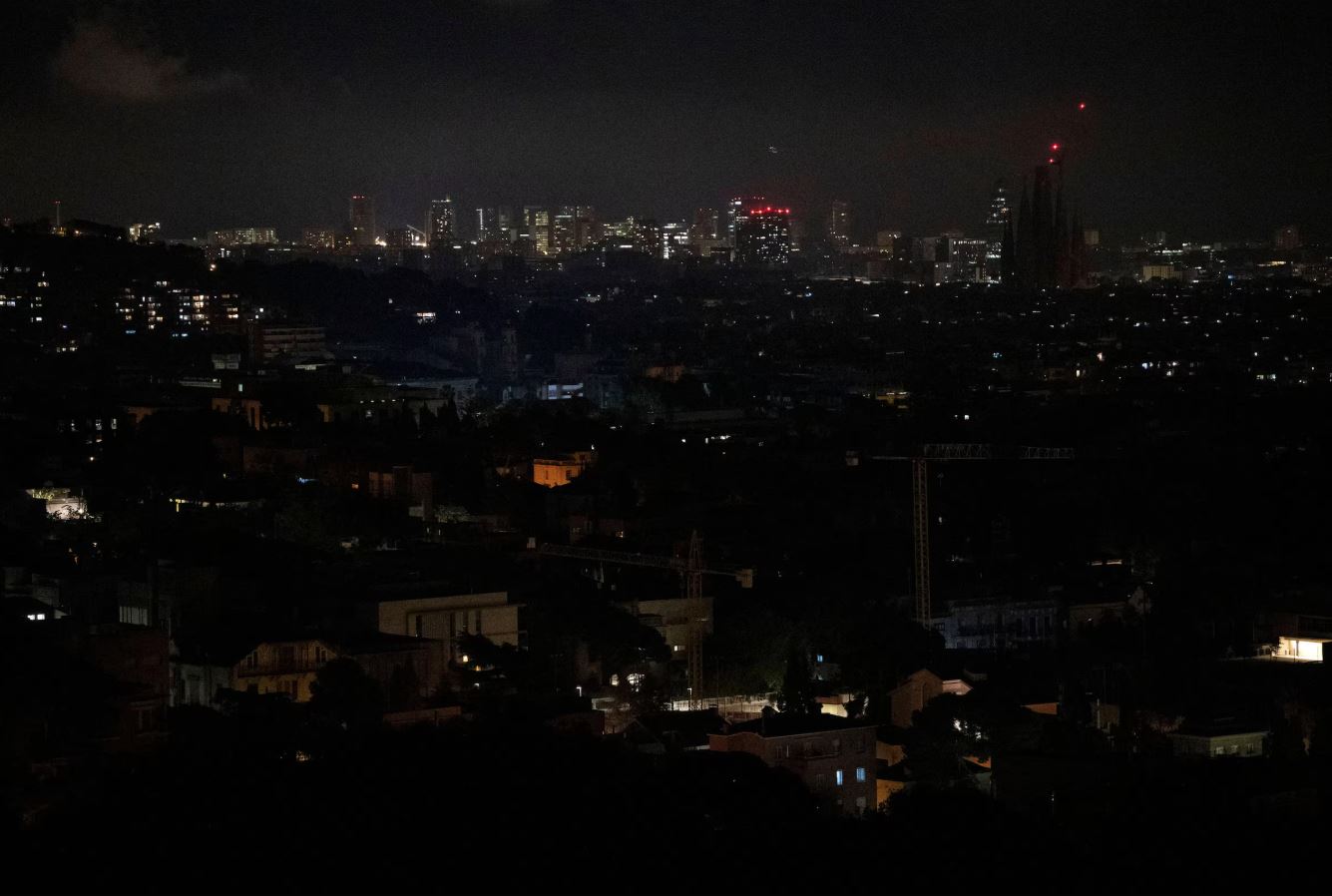 Esta fotografia mostra uma vista geral de Barcelona, parcialmente sem eletricidade, após um grande corte de energia que afetou toda a península ibérica