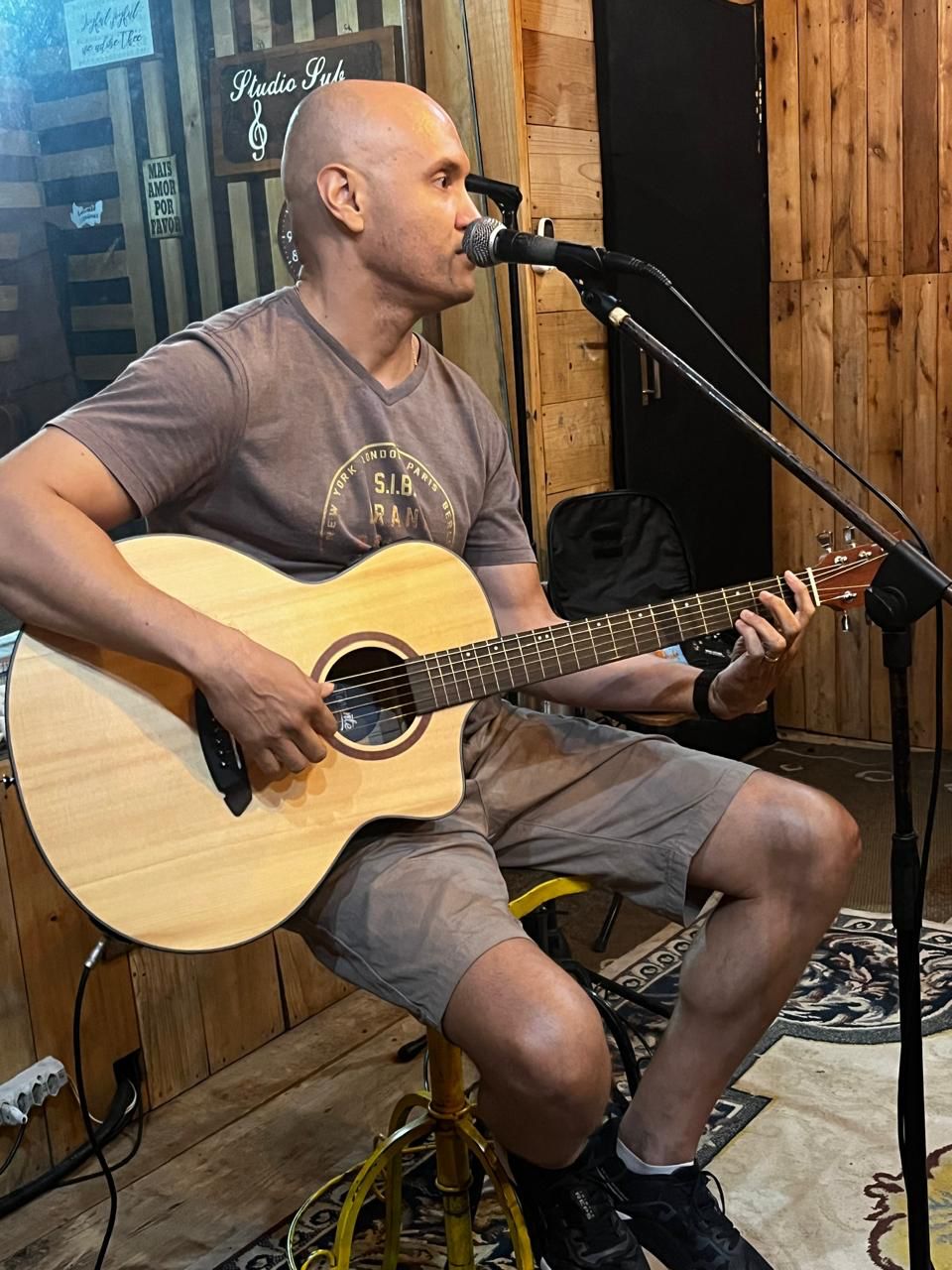 Aos 45 anos, Maurício reúne maturidade e experiência em um projeto que sintetiza sua evolução como artista.