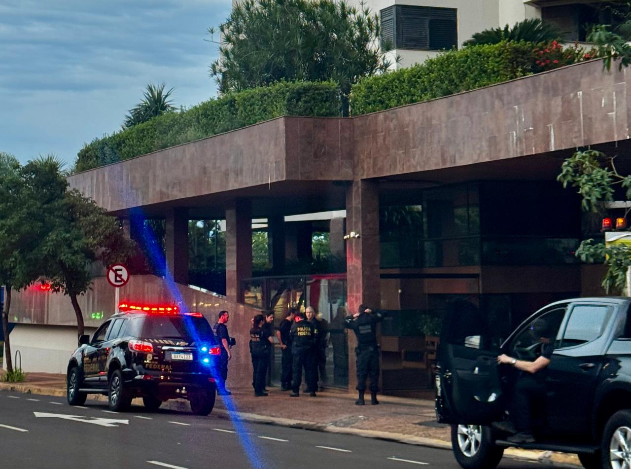 Polícia Federal cumpre mandado de busca e apreensão na manhã desta quarta-feira (23), em condomínio de alto padrão em Campo Grande (MS), durante a operação 