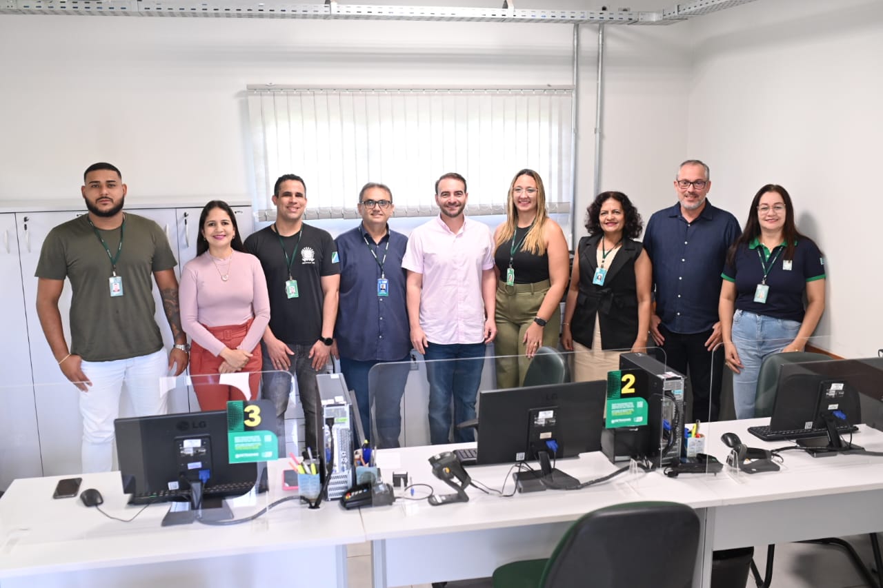 Diretor-executivo com os servidores do Detran-MS