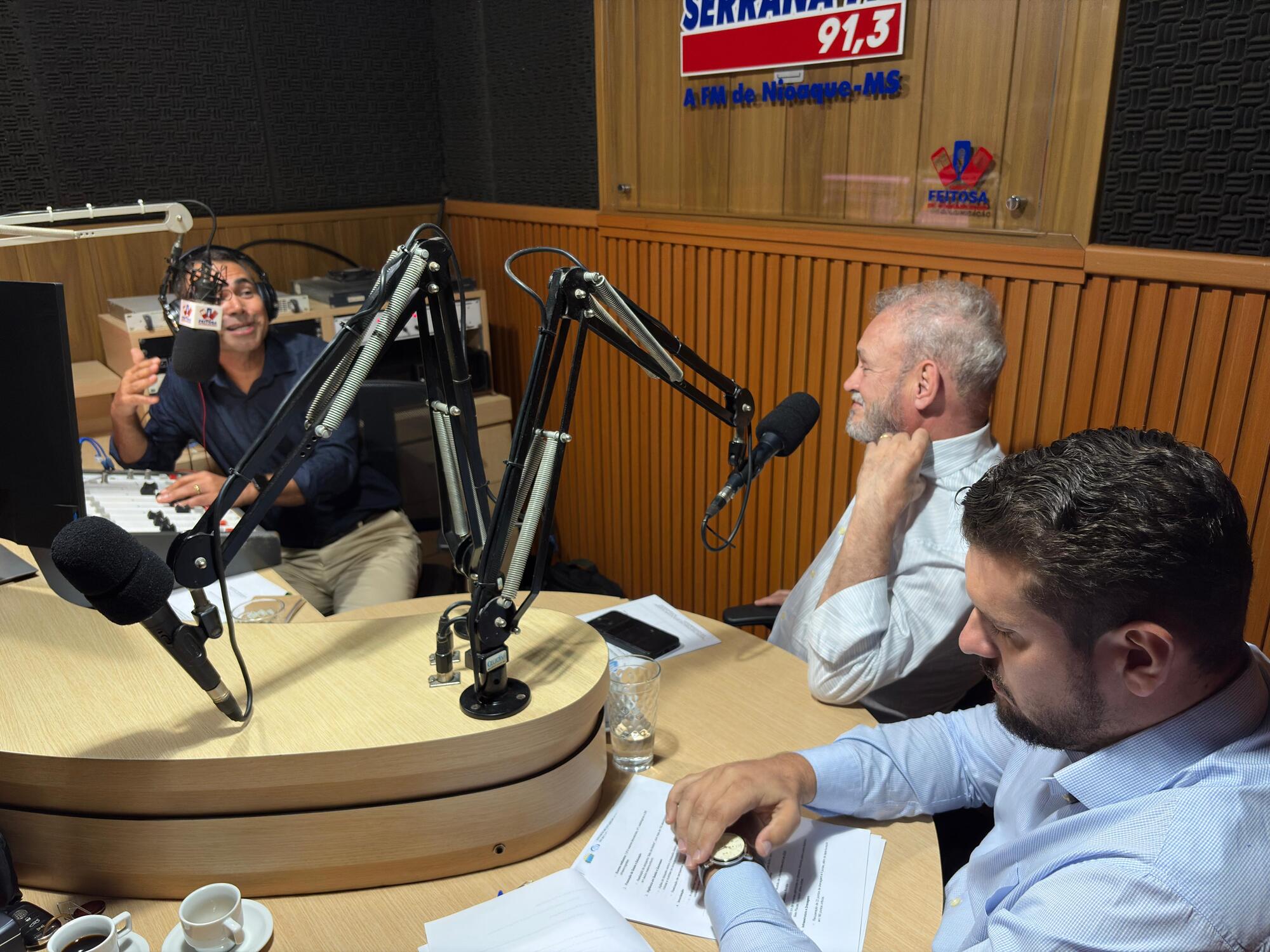 Registro geral do estúdio da Rádio Serrana FM durante a entrevista com o deputado Geraldo Resende e o prefeito André Guimarães, conduzida por Valdir de Paula