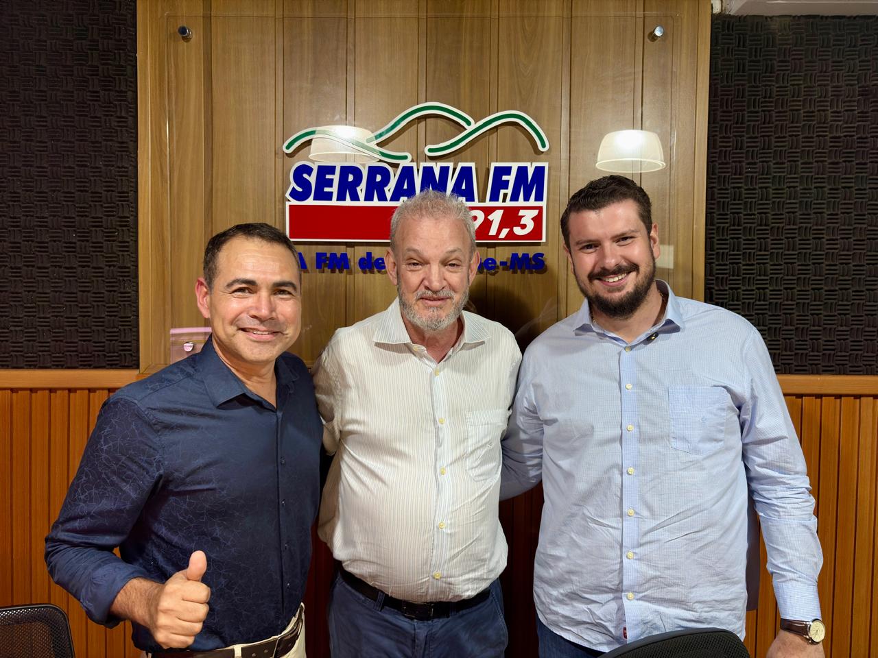 O comunicador Valdir de Paula, o deputado federal Geraldo Resende e o prefeito André Guimarães no estúdio da Rádio Serrana FM