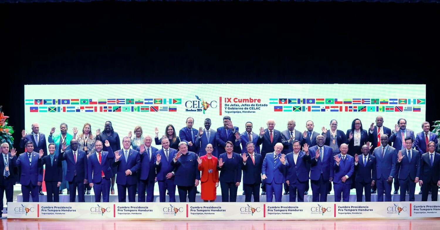 Lula posa para foto oficial da Celac com outros chefes de Estado