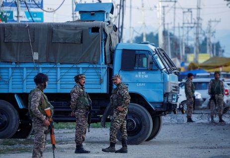Agentes de segurança indianos montam guarda enquanto peregrinos partem para Meca para a peregrinação anual ao local mais sagrado para os muçulmanos, em Srinagar, Caxemira indiana, em 14 de maio de 2025 - Foto: Reuters/Sharafat Ali/Proibida reprodução