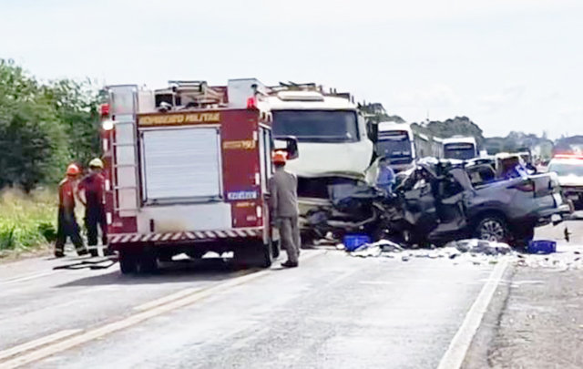 Trânsito ficou lento na região da BR-262 após colisão envolvendo caminhão e picape Fiat Toro, com duas mortes confirmadas