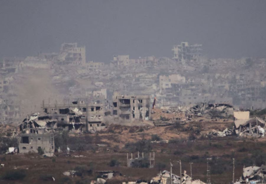 Tanques israelenses dentro da Faixa de Gaza, visto do sul de Israel, segunda-feira, 26 de maio de 2025.