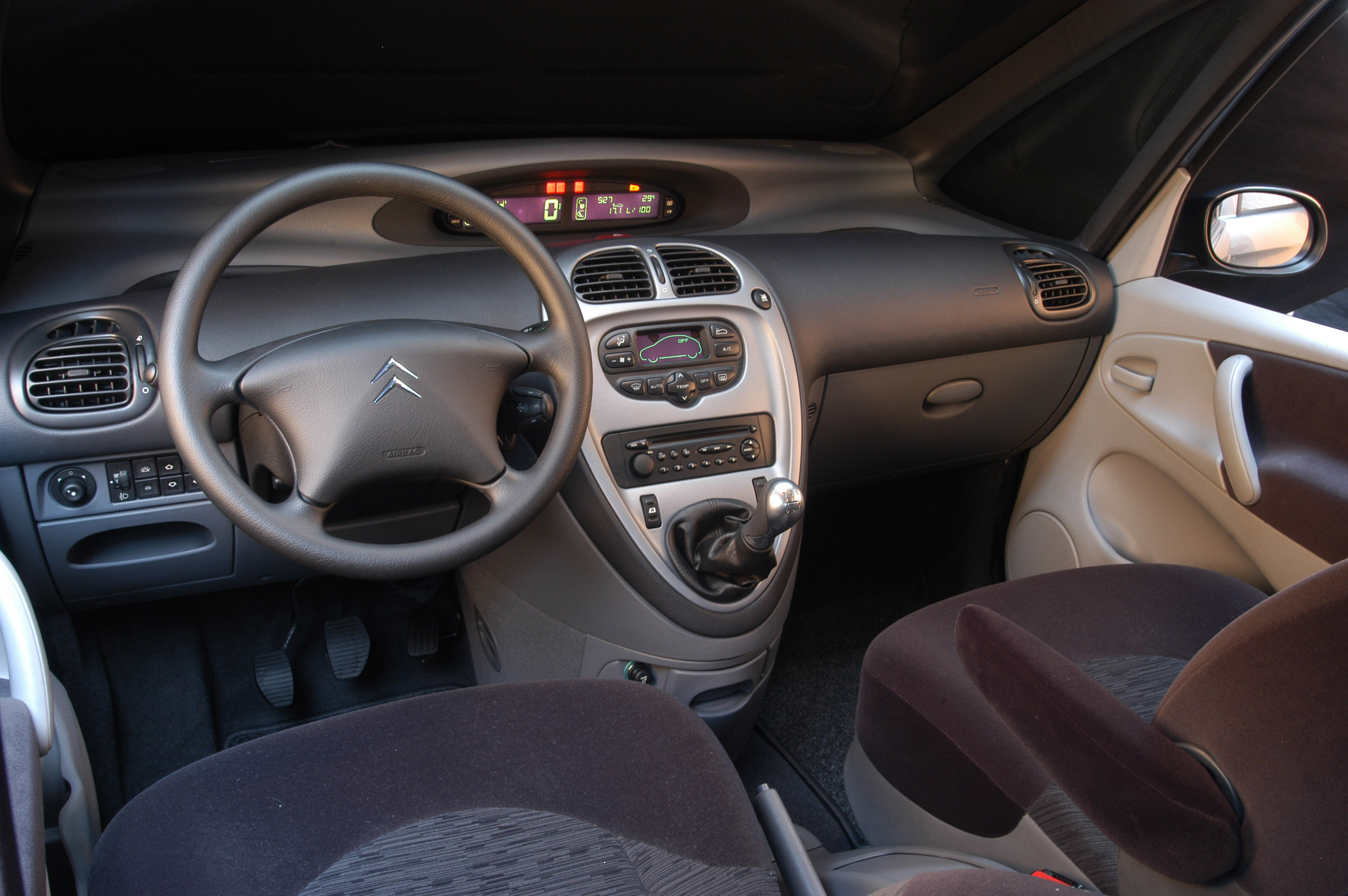 Com espaço e conforto, Xsara Picasso virou o carro ideal para quem tinha família