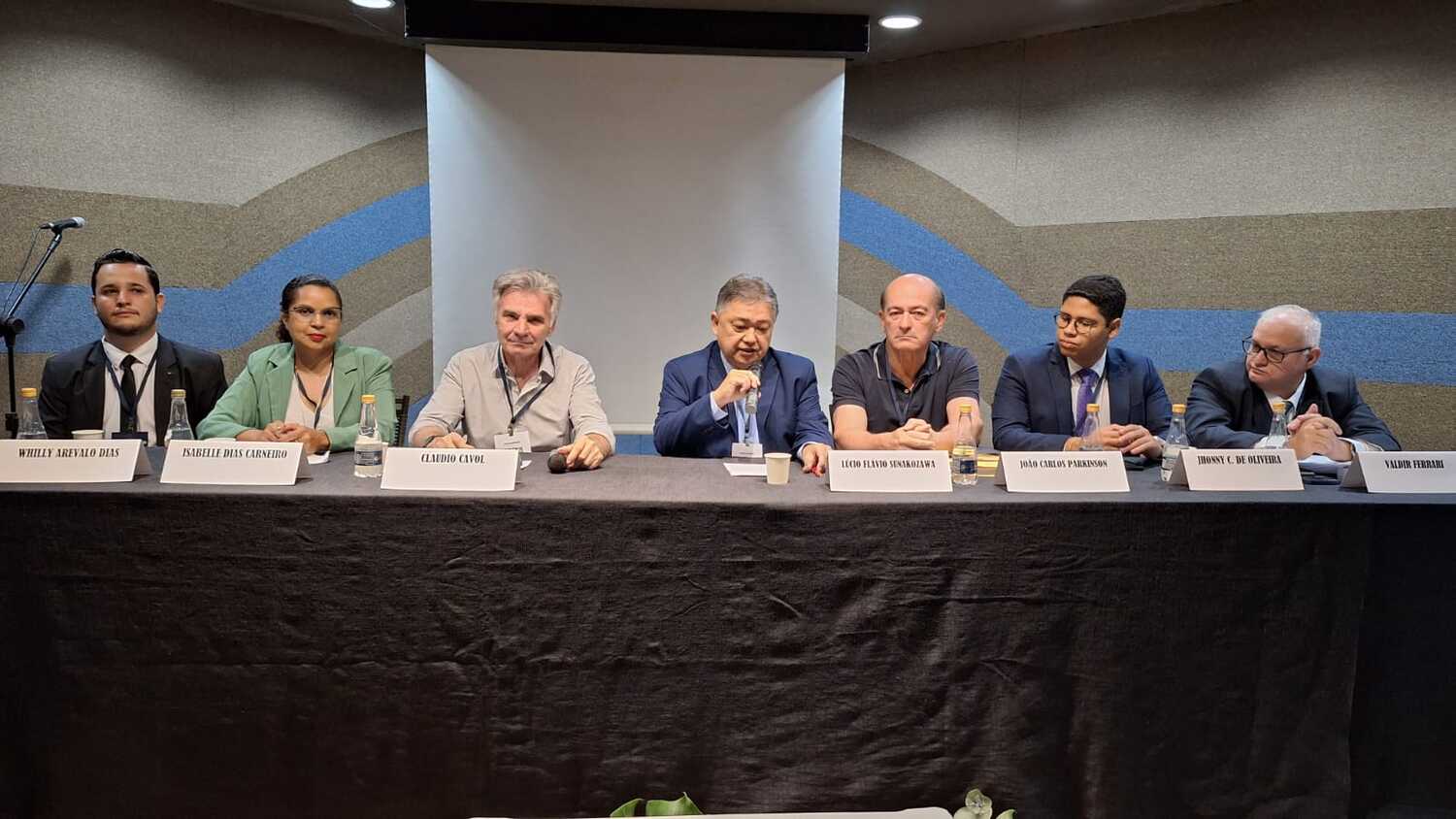 Painelistas discutem os desafios e avanços da Rota Bioceânica durante o XVI Congresso de Direito Tributário, em Campo Grande; na mesa, Claudio Cavol, representantes do setor jurídico, diplomático e empresarial.