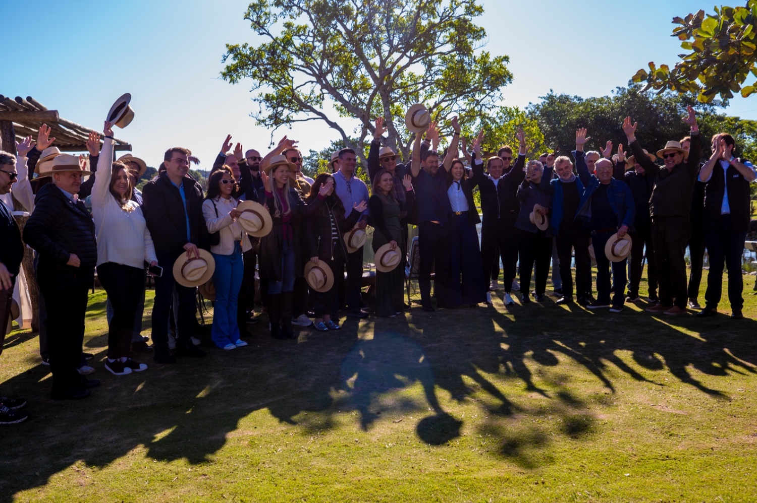 Empresários, políticos e organizadores posam para foto oficial durante programação do Fórum LIDE COP 30 em Bonito