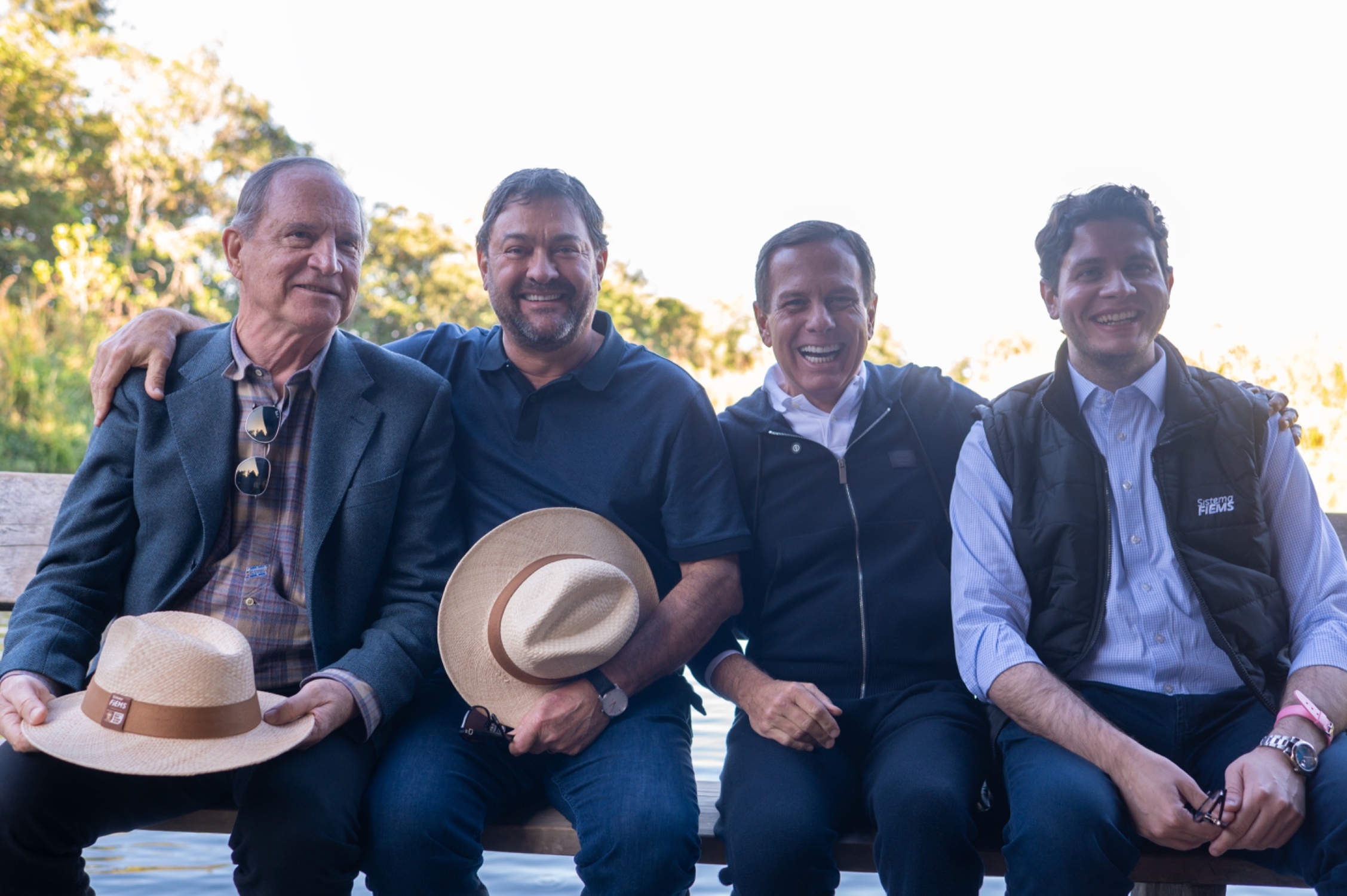 Autoridades e empresários se reúnem para foto durante visita em Bonito antes da abertura do Fórum LIDE COP 30