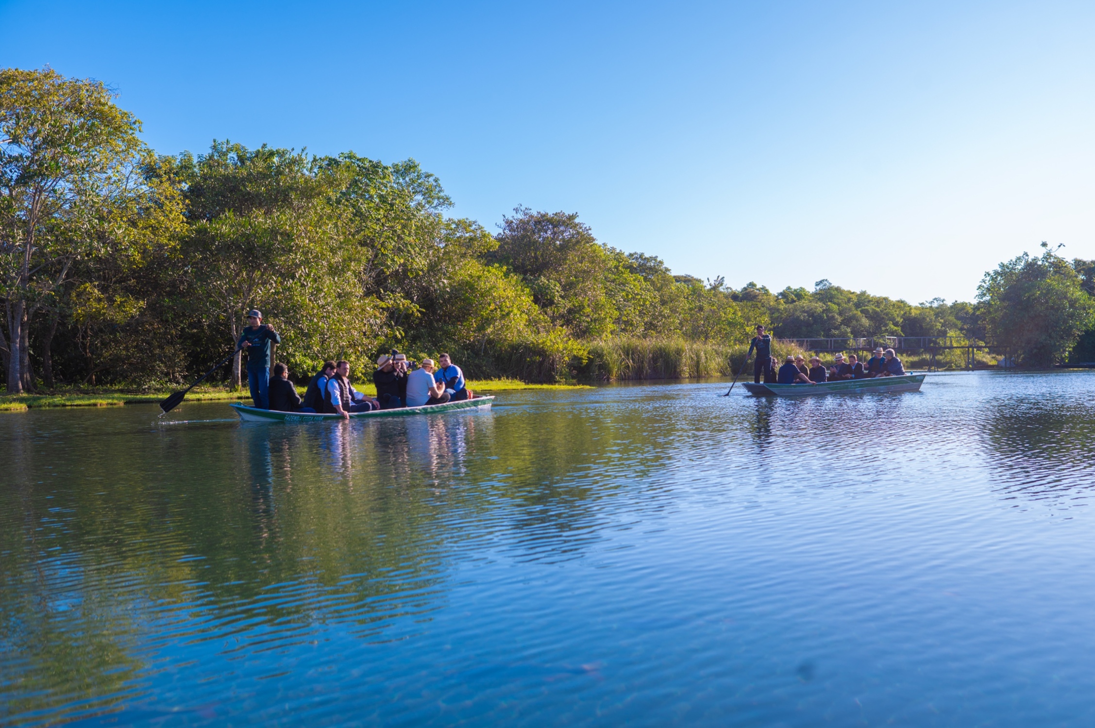 Grupo de participantes faz passeio de barco nos rios de Bonito como parte da programação do evento