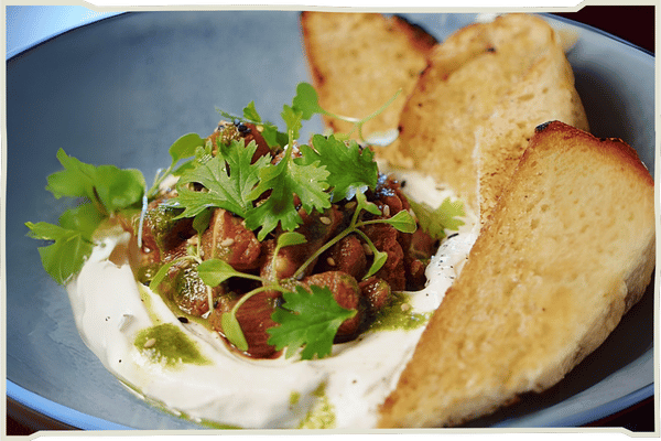 Entrada com pão crocante, creme e carne desfiada integra o cardápio do festival, que reúne 45 restaurantes em quatro cidades de MS