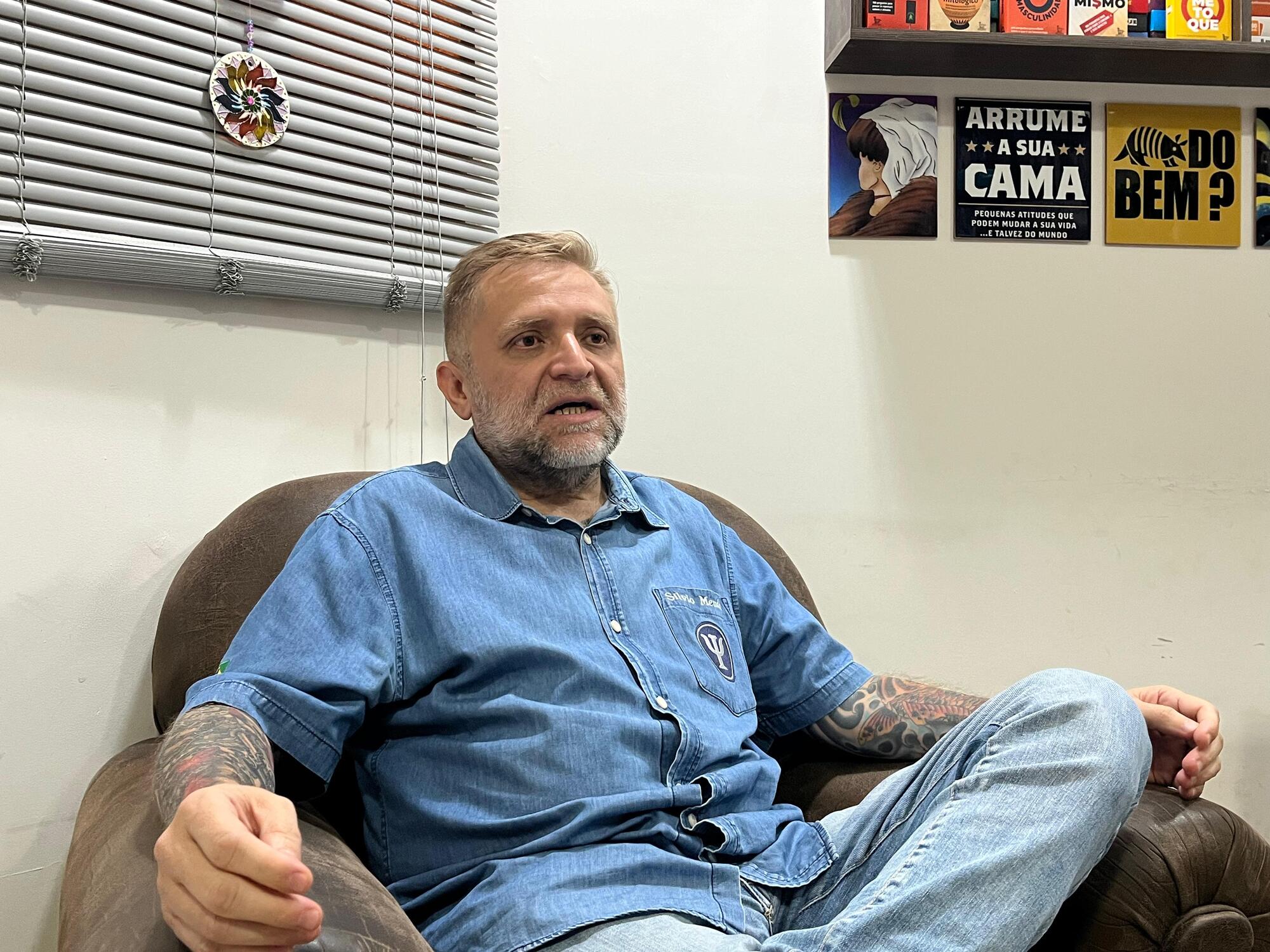 O psicólogo Silvio Mendes alerta sobre os riscos de adultos tratarem bonecos reborn como se fossem bebês reais 