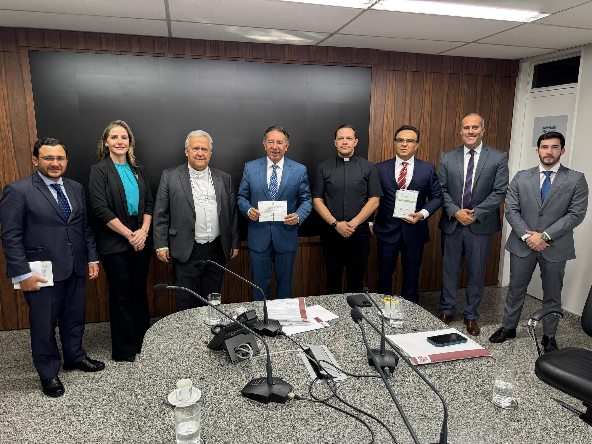 Autoridades religiosas e parlamentares unidos em torno de valores sociais e espirituais durante encontro na ALEMS.
