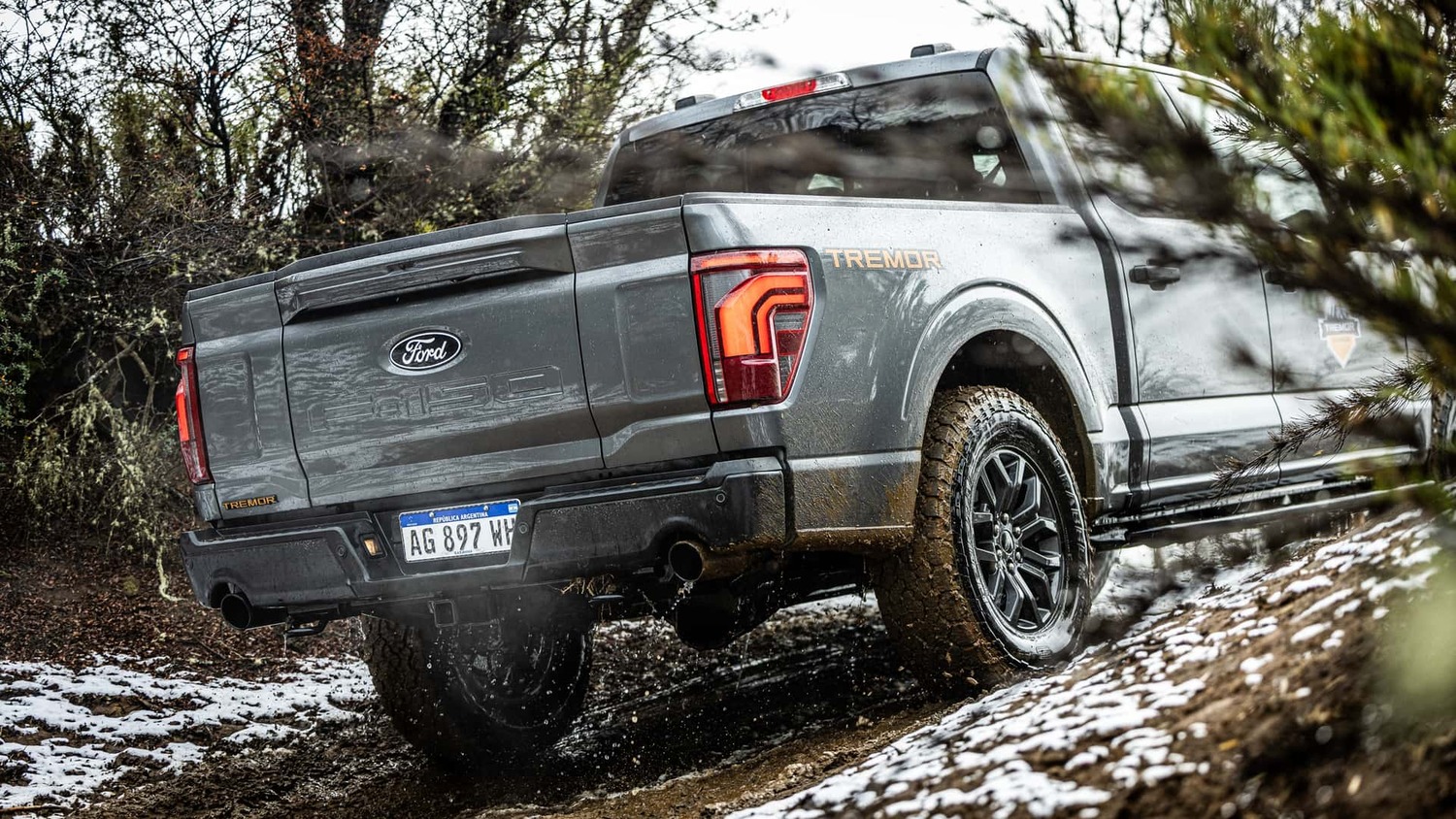 Nova Ford F-150 Tremor chega ao Brasil com motor V8, suspensão reforçada e preço de R$ 580 mil.