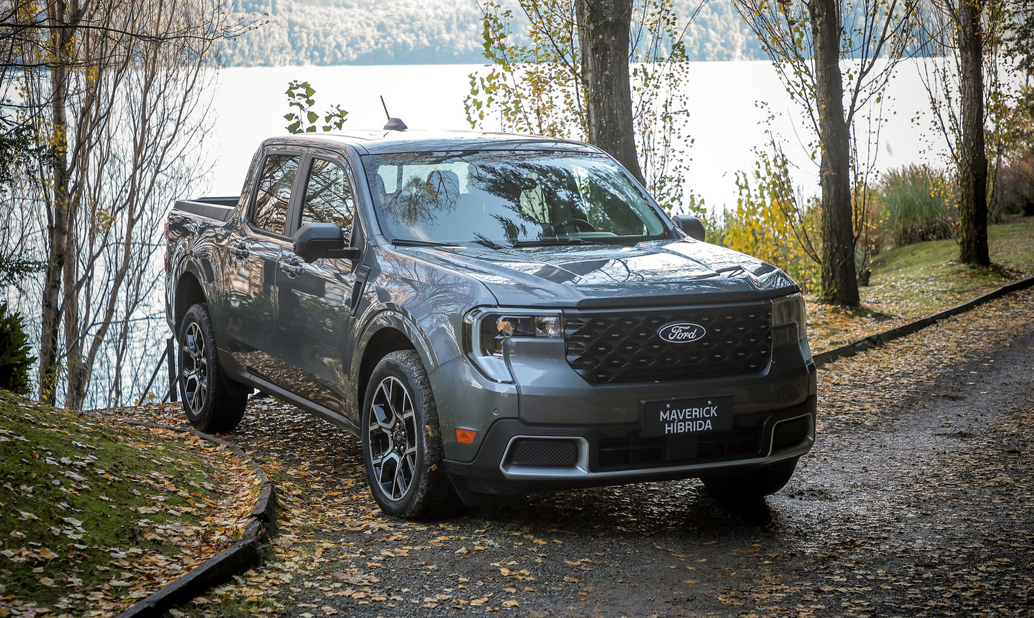 A Maverick Lariat Black tem um estilo mais urbano e esportivo, com acabamentos pretos na grade, rodas e adesivos.