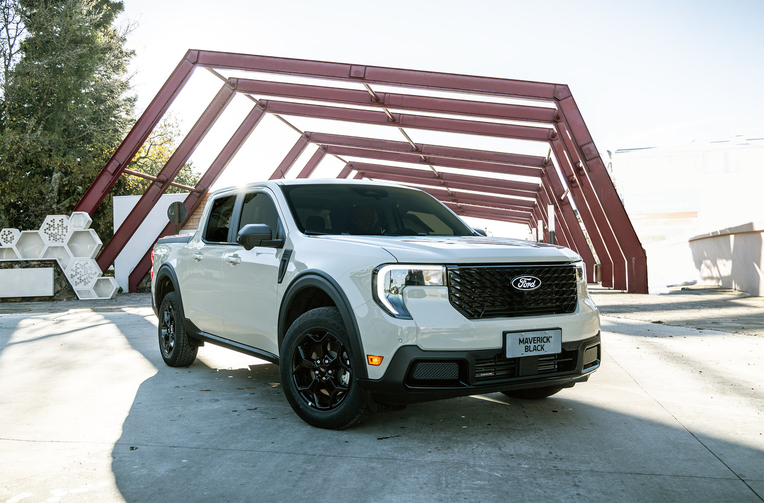 As versões Lariat Black e Tremor têm o motor 2.0 EcoBoost turbo, que mantém os 253 cavalos de potência e 38,7 kgfm de torque, mas com melhorias nos componentes e na calibração.