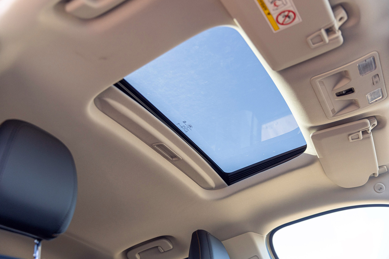 A Ford também adicionou itens de conforto como teto solar elétrico.