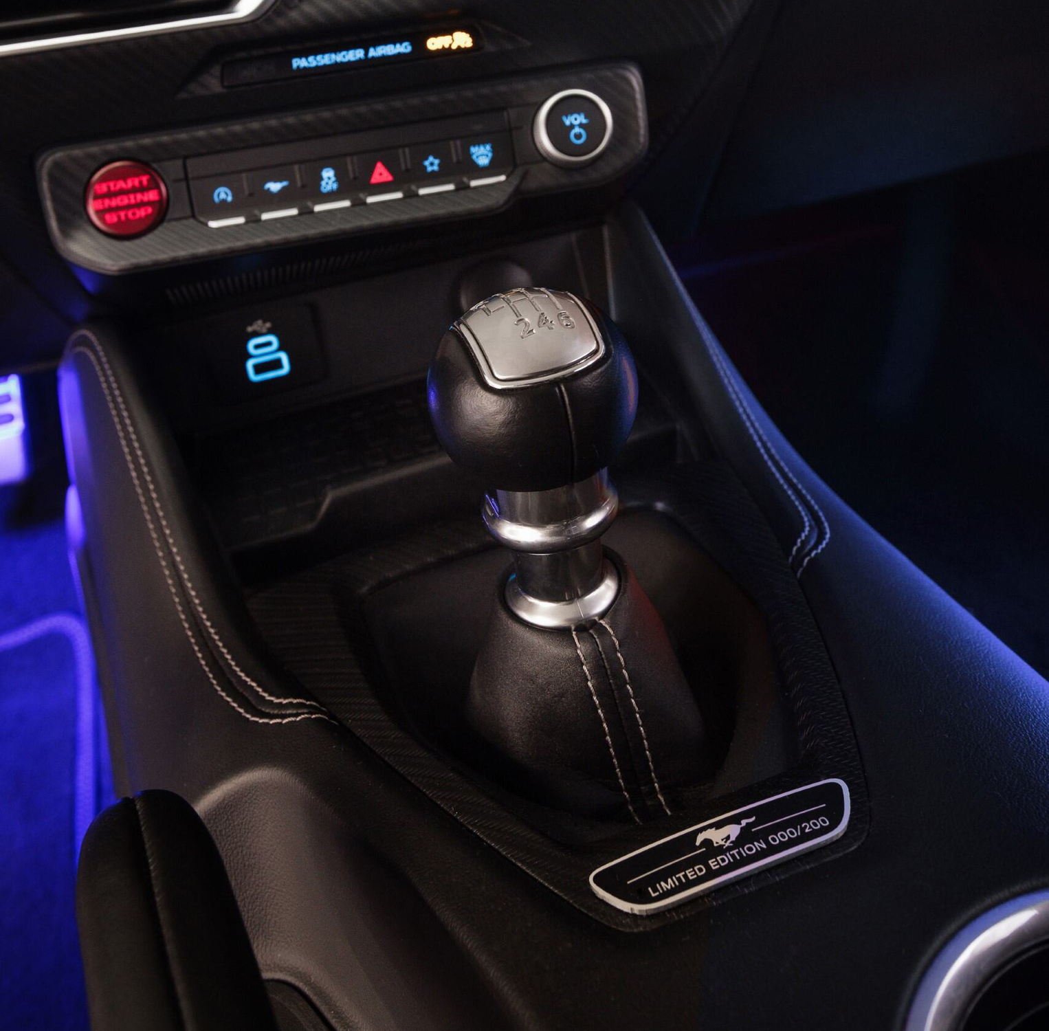 A transmissão manual permite uma conexão mais direta e visceral com o motor Coyote V8 5.0, que agora rende 492 cv
