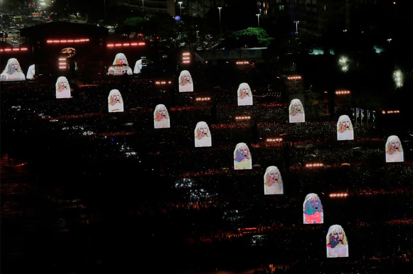 Fãs encheram praia de Copacabana para show de Lady Gaga em 4 de maio de 2025, no Rio