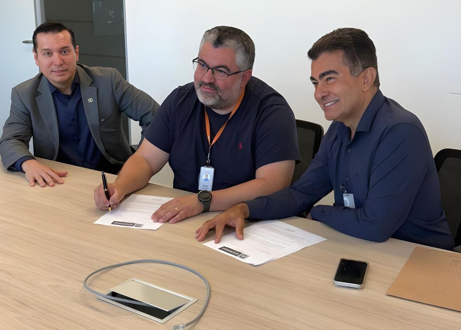 Executivo da GOL assina documento de intenções ao lado do prefeito Marçal Filho durante reunião na sede da companhia aérea, na capital paulista. (Foto: Divulgação/Prefeitura de Dourados)