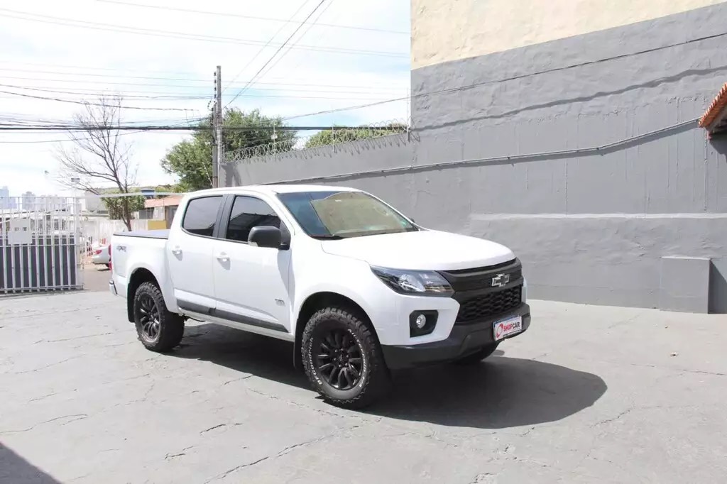 Caminhonete Chevrolet S10 estacionada em ambiente externo: ângulo diagonal destaca a robustez e o porte do modelo 4x4.