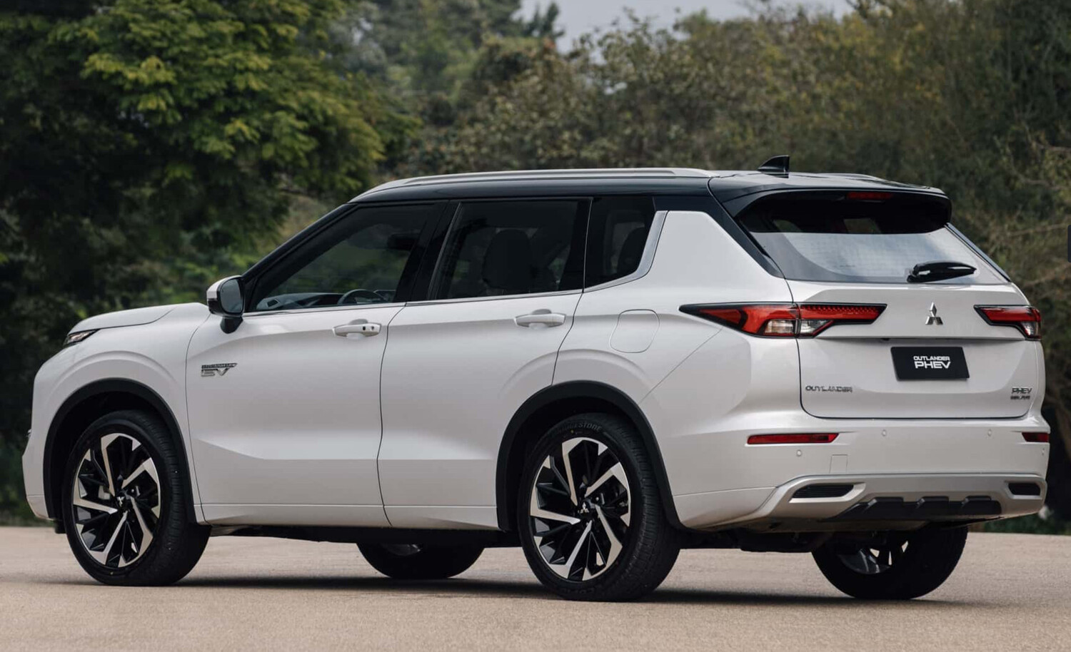 Na traseira, as lanternas envolventes e o acabamento refinado completam o estilo sofisticado do novo SUV híbrido da Mitsubishi.