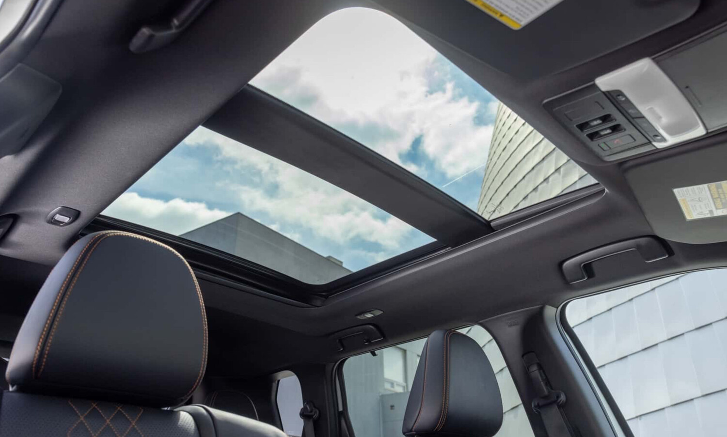 Teto solar panorâmico amplia a sensação de espaço e conecta os ocupantes com o céu  ideal para viagens em família.