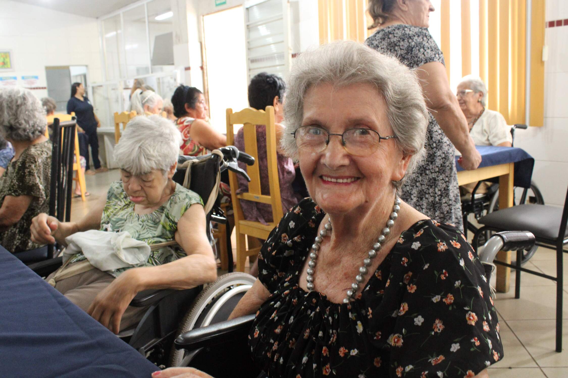Moradora do Asilo São João Bosco participa das atividades oferecidas pela instituição, que vive principalmente de doações.