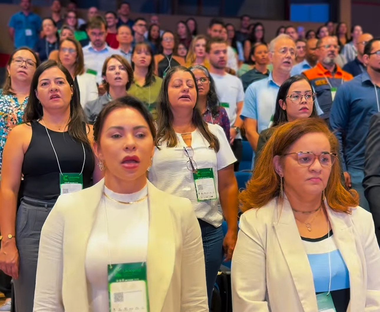 Servidores públicos de Mato Grosso do Sul durante execução do Hino Nacional na cerimônia de abertura do Licicomp 2025.