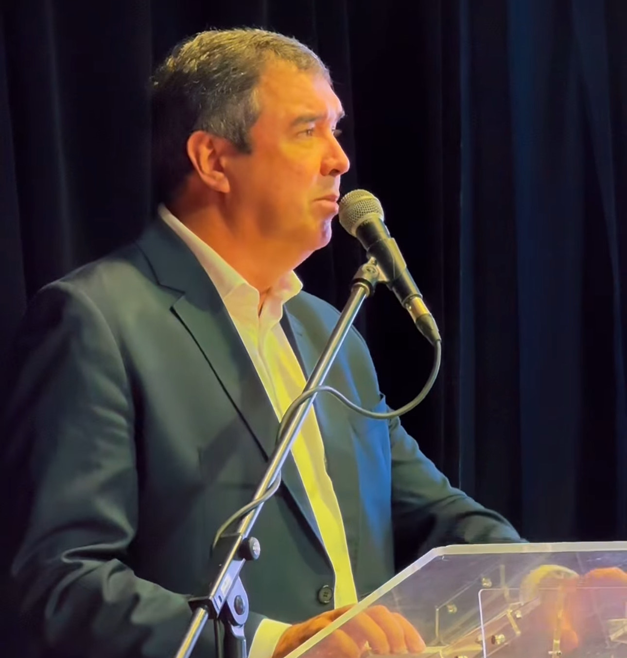 Governador Eduardo Riedel discursa e afirma que licitações mais rápidas garantem economia de recursos e melhor serviço à população.