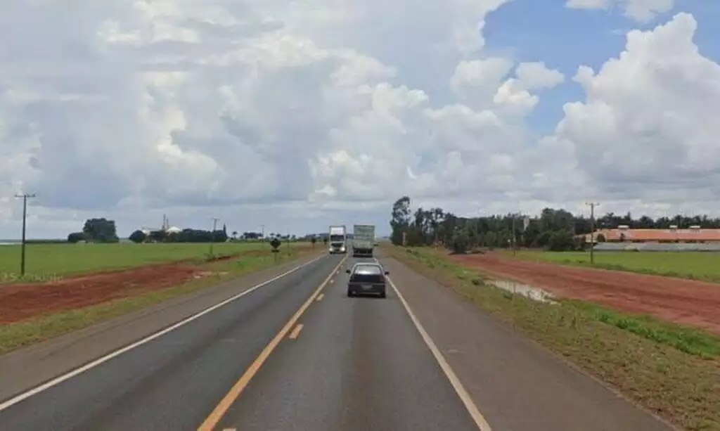 Trecho da MS-306, em Chapadão do Sul, onde ocorreu a troca de tiros entre a Polícia Militar e o suspeito (Foto: Reprodução/Google)