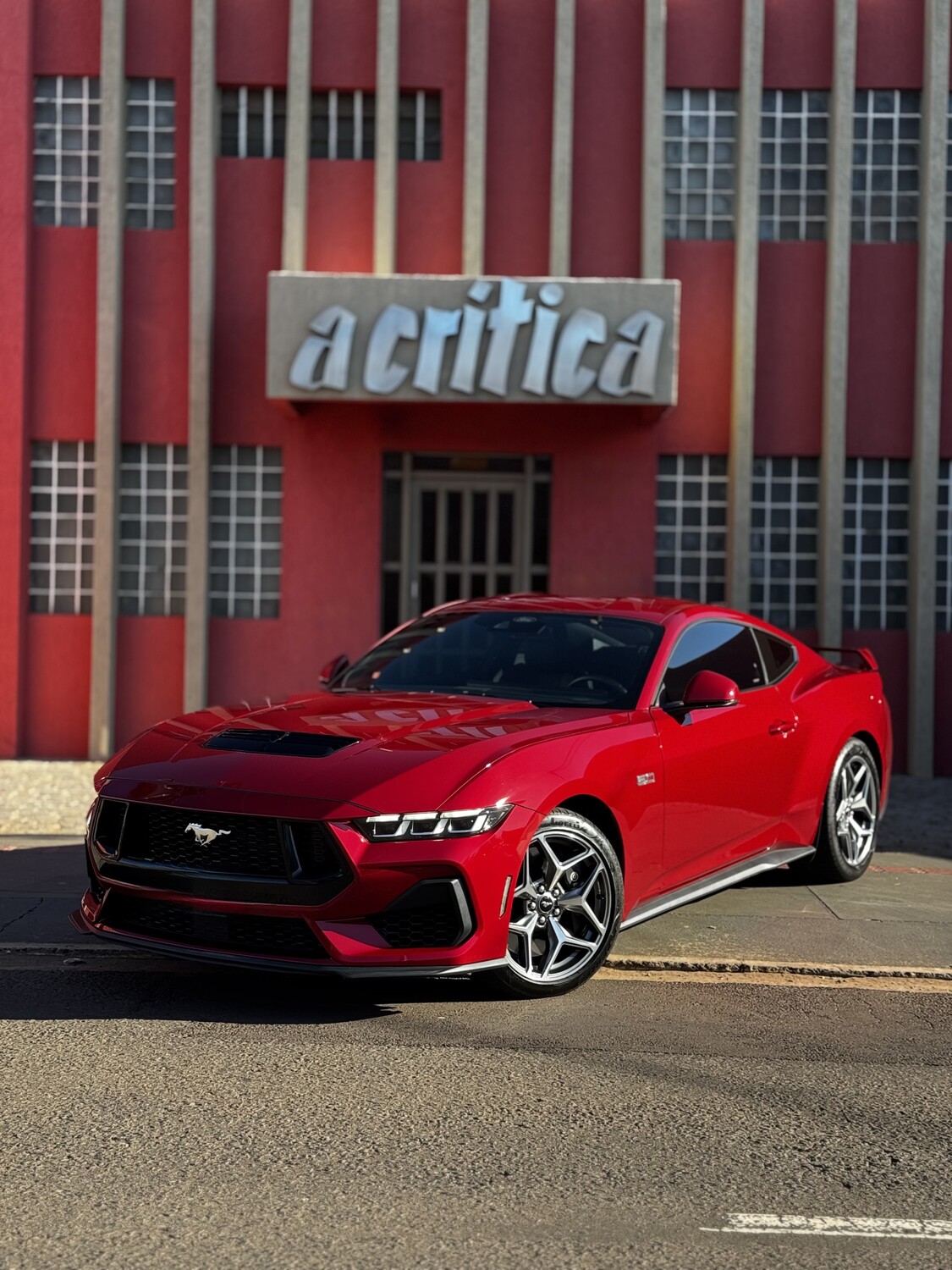Mustang em frente à sede do jornal A Crítica, onde passou por avaliação da equipe do caderno Autos.