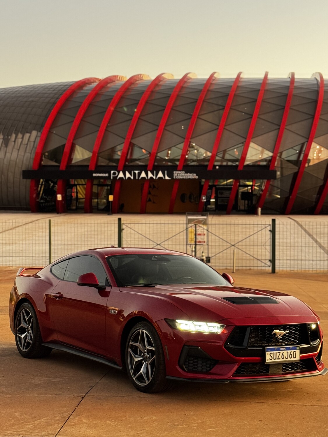 Mustang GT estacionado com vista para o Bioparque Pantanal, durante testes da equipe do jornal A Crítica.