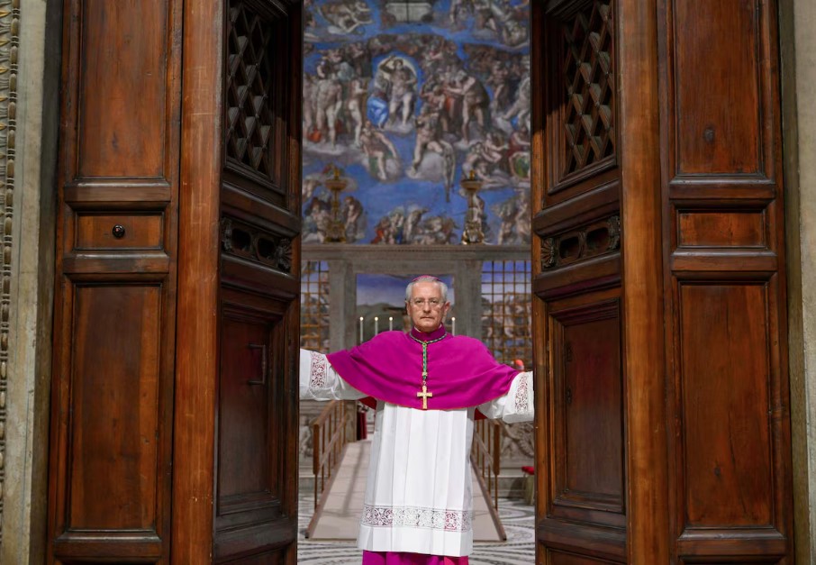 Diego Giovanni Ravelli, mestre de celebrações litúrgicas pontifícias, fecha as portas da Capela Sistina para início das votações do conclave 